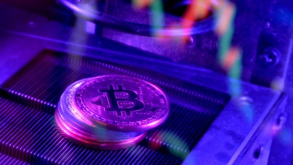 Monedas de bitcoin conmemorativas - Sputnik Mundo