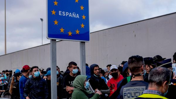 Los marroquíes esperan en la frontera entre España y Marruecos  - Sputnik Mundo