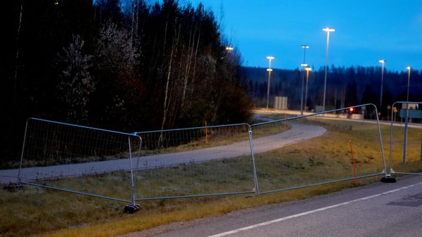 Una valla bloquea el acceso a la estación fronteriza de Nuijamaa entre Rusia y Finlandia Una valla bloquea el acceso a la estación fronteriza de Nuijamaa entre Rusia y Finlandia - Sputnik Mundo