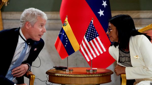 El secretario de Energía de Estados Unidos, Chris Wright, conversa con la presidenta interina de Venezuela, Delcy Rodríguez, en el Palacio de Miraflores el día de la firma de un acuerdo, Caracas, Venezuela, el 2 de septiembre de 2026  - Sputnik Mundo
