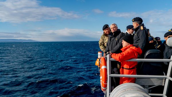 El presidente de Chile, José Antonio Kast, navegando el Estrecho de Magallanes durante ejercicios militares en septiembre de 2026 - Sputnik Mundo