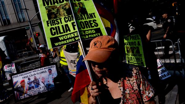 Personas se manifiestan en apoyo al presidente de Venezuela, Nicolás Maduro, y a su esposa, Cilia Flores, frente al Tribunal Federal de Manhattan, el 22 de julio de 2026, en Nueva York - Sputnik Mundo