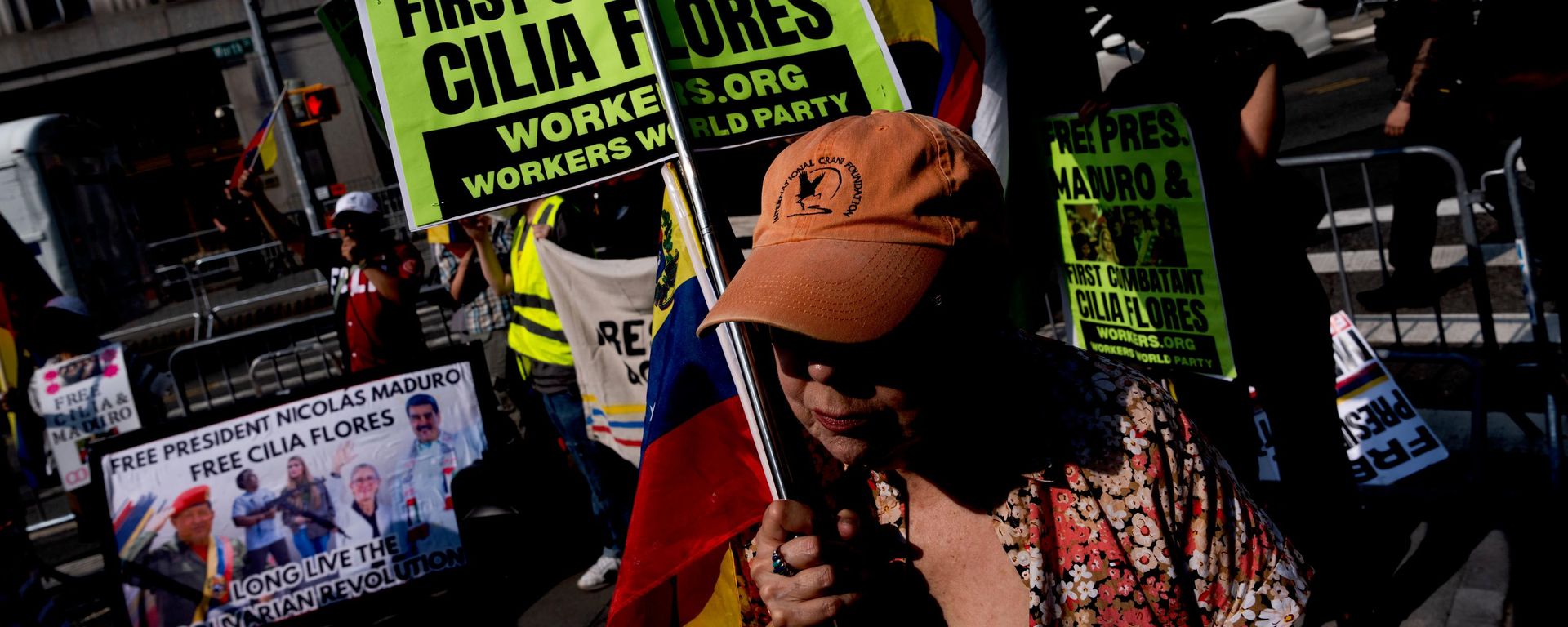 Personas se manifiestan en apoyo al presidente de Venezuela, Nicolás Maduro, y a su esposa, Cilia Flores, frente al Tribunal Federal de Manhattan, el 22 de julio de 2026, en Nueva York Personas se manifiestan en apoyo al presidente de Venezuela, Nicolás Maduro, y a su esposa, Cilia Flores, frente al Tribunal Federal de Manhattan, el 22 de julio de 2026, en Nueva York - Sputnik Mundo, 1920, 03.09.2026