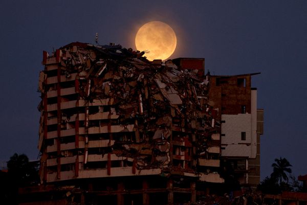 La luna llena se levanta sobre un edificio de viviendas devastado por el sismo en La Guaira, Venezuela. - Sputnik Mundo