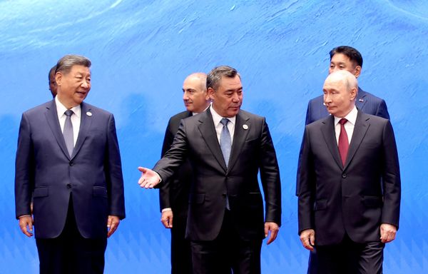 Xi Jinping, presidente de China, Nikol Pashinián, primer ministro de Armenia, Sadir Zhapárov, presidente de Kirguistán, y Vladímir Putin, presidente de Rusia, asisten a la cumbre de la Organización de Cooperación de Shanghái, celebrada en Kirguistán. - Sputnik Mundo