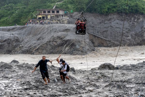 Un grupo de nepalíes arrastran una tirolina para ayudar a los desplazados por las inundaciones a cruzar el río Trishuli. - Sputnik Mundo