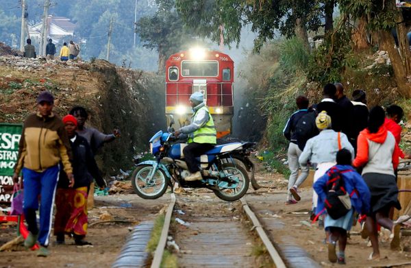 Un motociclista cruza las vías férreas cerca de una estación improvisada, Kenia. - Sputnik Mundo