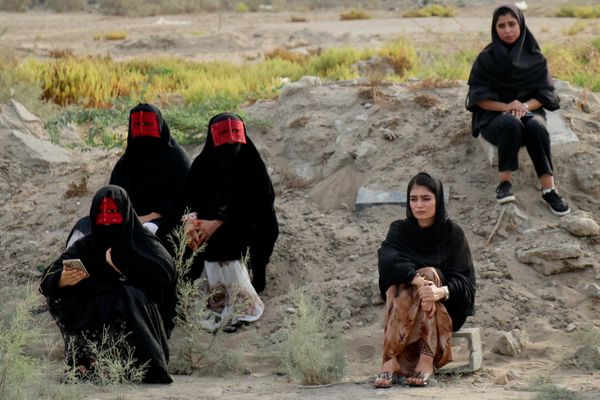 Mujeres esperan el cortejo fúnebre de los fallecidos por un bombardeo estadounidense contra un recinto donde se celebraba una boda en Irán. - Sputnik Mundo