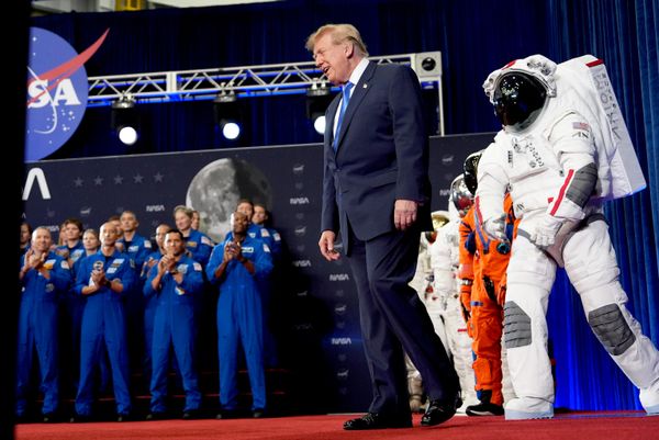 El presidente estadounidense, Donald Trump, llega al evento de entrega de la Medalla de Honor Espacial del Congreso a los miembros de la tripulación de la misión Artemisa II. - Sputnik Mundo