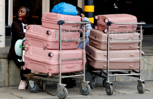 Pasajeros esperan un vuelo retrasado debido a una huelga de los empleados del aeropuerto internacional de Nairobi, Kenia. - Sputnik Mundo