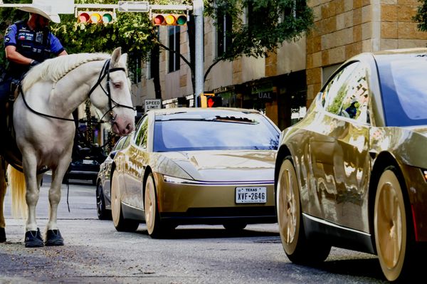 Policías a caballo patrullan mientras llegan taxis autónomos Tesla Cybercab de color dorado para un evento en el centro de la ciudad estadounidense de Austin. - Sputnik Mundo