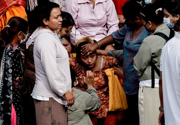 La esposa de uno de los fallecidos a causa de las riadas en Nepal llora durante la ceremonia de cremación de la víctima, representada mediante una efigie, ya que su cuerpo aún no ha sido encontrado. - Sputnik Mundo
