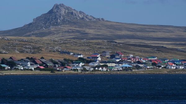 El monte Tumbledown se alza detrás de Stanley, en las islas Malvinas. - Sputnik Mundo
