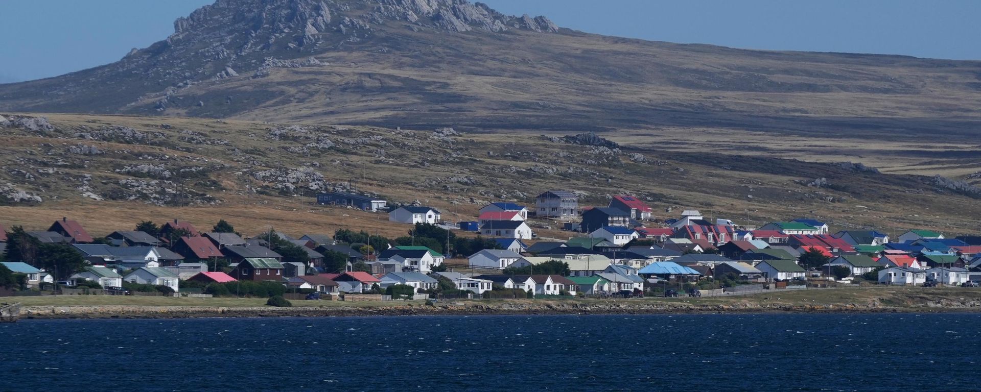 El monte Tumbledown se alza detrás de Stanley, en las islas Malvinas. - Sputnik Mundo, 1920, 12.09.2026