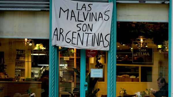 Un hombre está sentado en un restaurante en el que se exhibe una pancarta en la que se lee Las Malvinas son argentinas, en referencia a las islas Malvinas, en Buenos Aires, Argentina. Un hombre está sentado en un restaurante en el que se exhibe una pancarta en la que se lee Las Malvinas son argentinas, en referencia a las islas Malvinas, en Buenos Aires, Argentina. - Sputnik Mundo