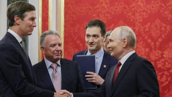 El presidente de Rusia, Vladímir Putin (a la derecha), el enviado especial del presidente de EEUU, Steve Witkoff (segundo de izquierda a derecha), y el yerno del presidente de EEUU, Jared Kushner (a la izquierda), durante una reunión en Moscú, el 5 de septiembre de 2026 - Sputnik Mundo
