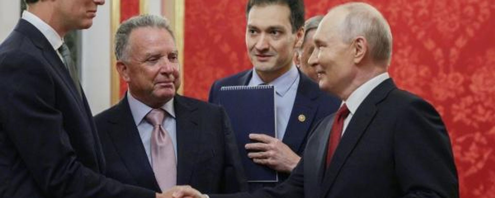 El presidente de Rusia, Vladímir Putin (a la derecha), el enviado especial del presidente de EEUU, Steve Witkoff (segundo de izquierda a derecha), y el yerno del presidente de EEUU, Jared Kushner (a la izquierda), durante una reunión en Moscú, el 5 de septiembre de 2026 - Sputnik Mundo, 1920, 05.09.2026