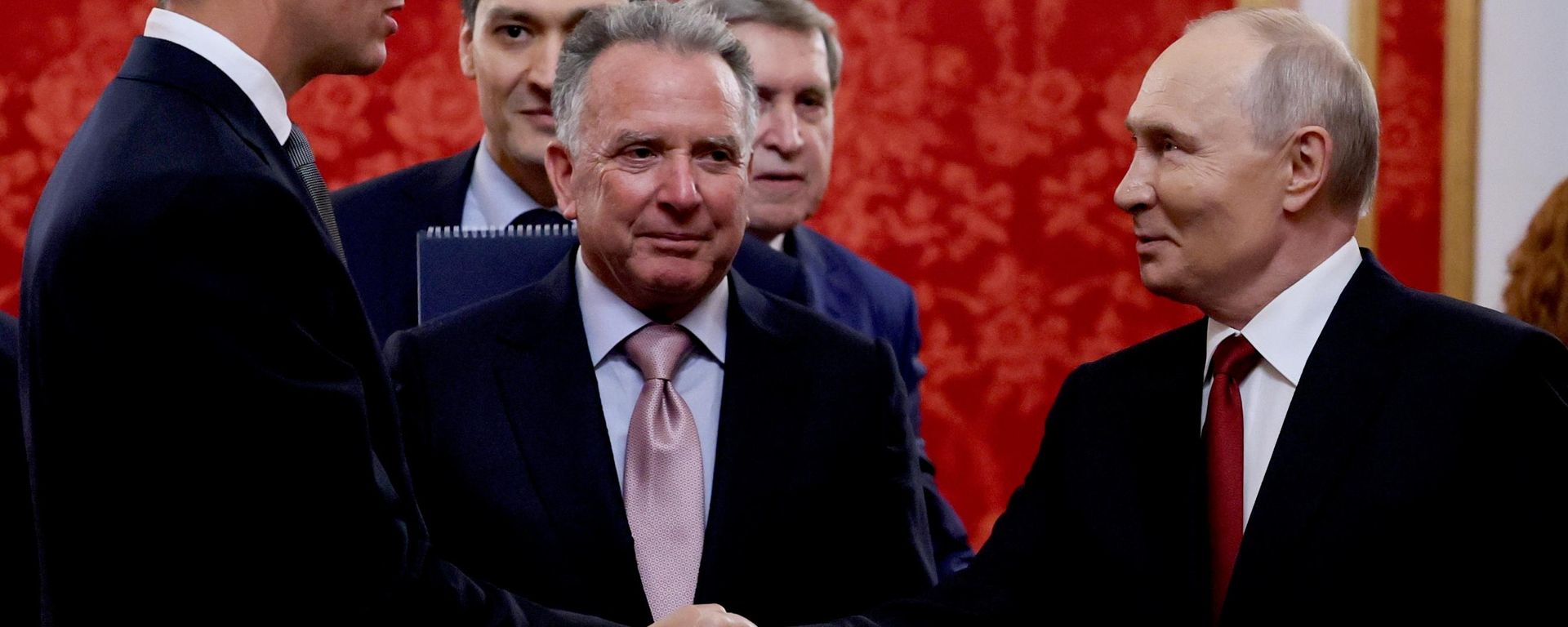 El presidente ruso, Vladimir Putin, el enviado especial de Estados Unidos, Steven Witkoff (en el centro), y el yerno del presidente estadounidense, Jared Kushner, durante una reunión en Moscú. - Sputnik Mundo, 1920, 08.09.2026