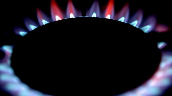 El gas se quema en un quemador de una cocina doméstica - Sputnik Mundo