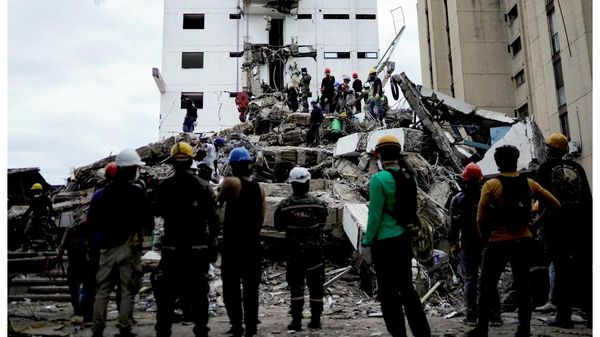 На комбинированном изображении показано панорамное изображение здания Ана Пилар из Google Maps Street View в ноябре 2022 года (вверху) и спасатели, работающие в здании Ана Пилар после землетрясения 10 августа в Кали, Колумбия, 12 августа 2026 года - Sputnik Mundo
