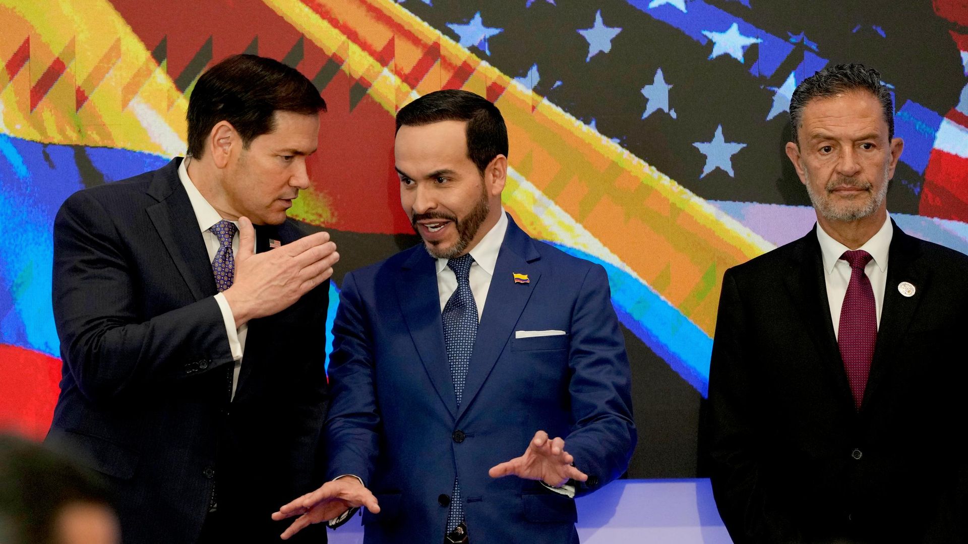 El secretario de Estado de EEUU, Marco Rubio (a la izquierda), conversa con el presidente colombiano, Abelardo De La Espriella, mientras el canciller colombiano, Omar Bula Escobar, permanece a su lado durante una ceremonia de firma de acuerdos bilaterales en Barranquilla, Colombia El secretario de Estado de EEUU, Marco Rubio (a la izquierda), conversa con el presidente colombiano, Abelardo De La Espriella, mientras el canciller colombiano, Omar Bula Escobar, permanece a su lado durante una ceremonia de firma de acuerdos bilaterales en Barranquilla, Colombia - Sputnik Mundo, 1920, 09.09.2026