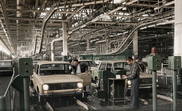 El LADA 1200 llegó a venderse en Alemania, Austria, Suecia, Francia, Egipto, Reino Unido, e incluso en Australia y Japón. Para los países con conducción a la izquierda, la fábrica desarrolló versiones con volante a la derecha. - Sputnik Mundo