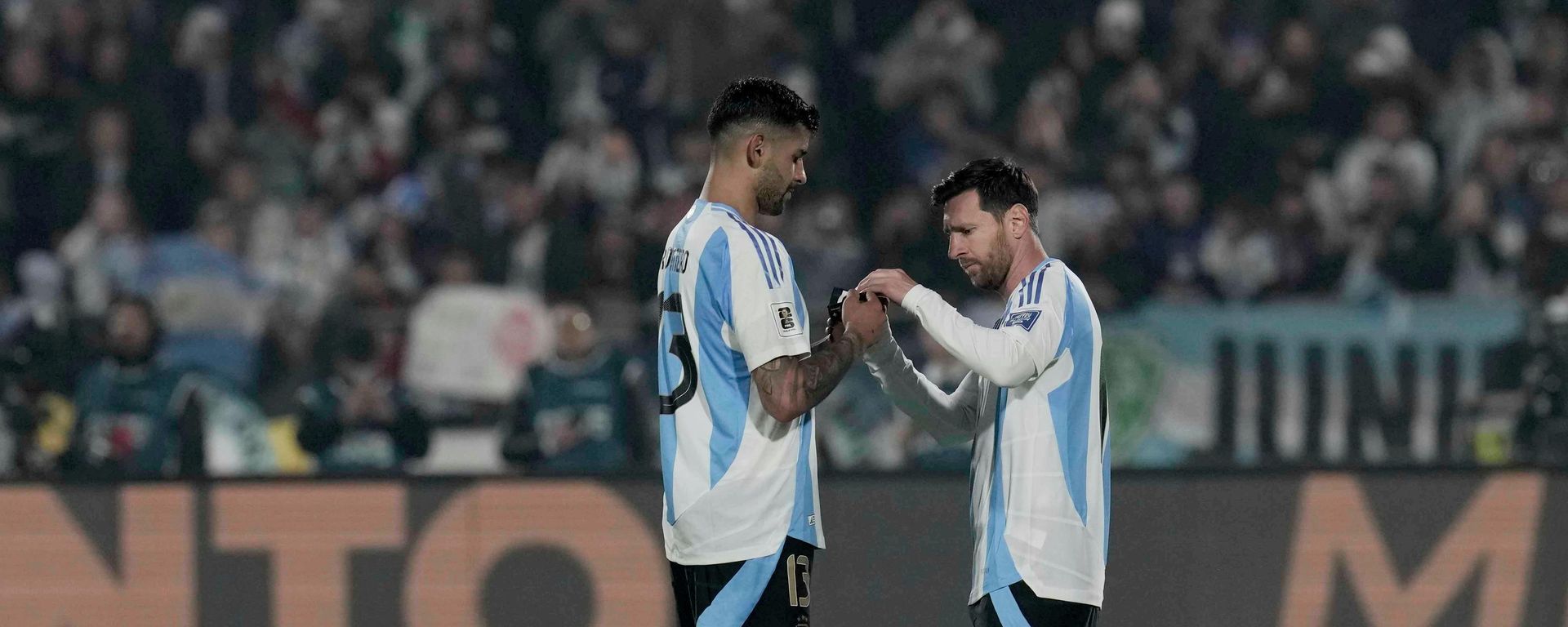 El argentino Cristian Romero entrega el brazalete de capitán a Lionel Messi, quien ingresa como suplente, durante un partido de clasificación para la Copa Mundial de la FIFA 2026 contra Chile en Santiago, Chile, el 5 de junio de 2025 El argentino Cristian Romero entrega el brazalete de capitán a Lionel Messi, quien ingresa como suplente, durante un partido de clasificación para la Copa Mundial de la FIFA 2026 contra Chile en Santiago, Chile, el 5 de junio de 2025 - Sputnik Mundo, 1920, 09.09.2026