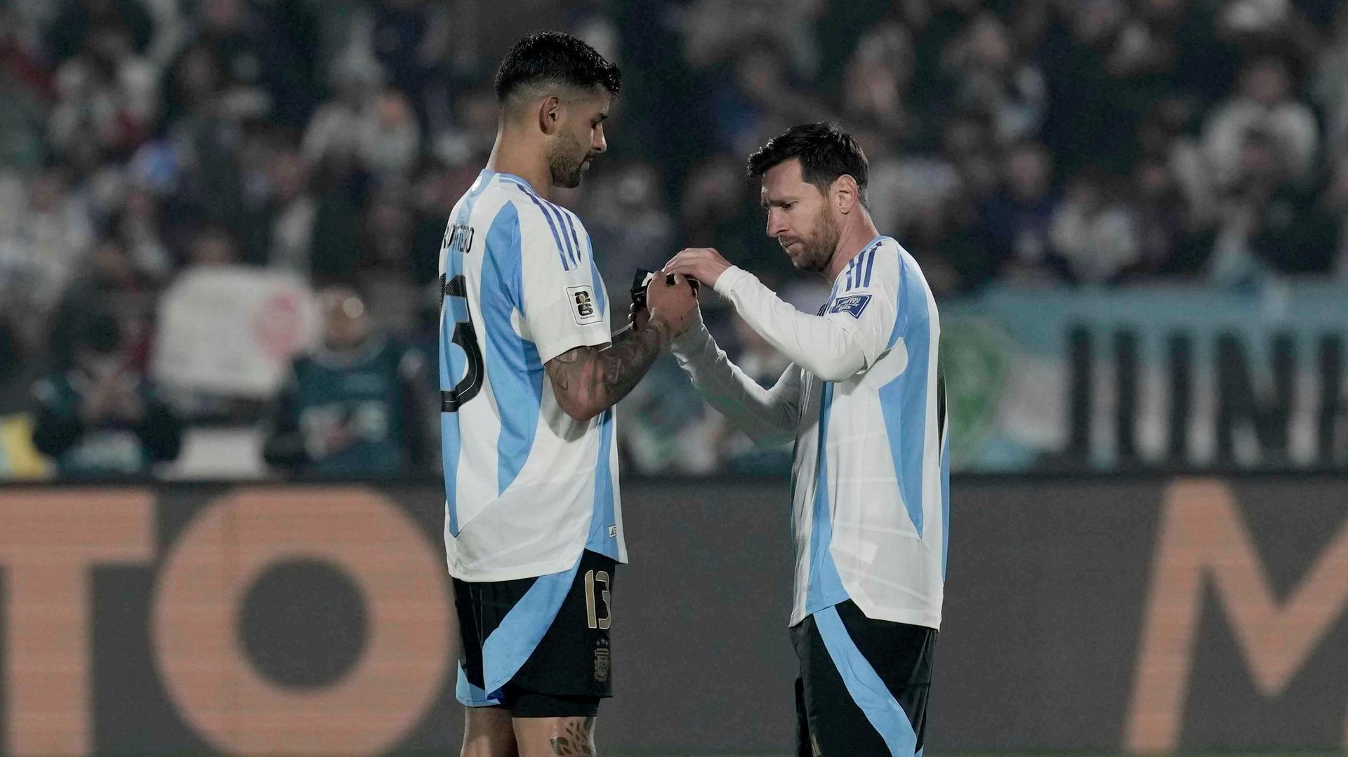 El argentino Cristian Romero entrega el brazalete de capitán a Lionel Messi, quien ingresa como suplente, durante un partido de clasificación para la Copa Mundial de la FIFA 2026 contra Chile en Santiago, Chile, el 5 de junio de 2025  - Sputnik Mundo, 1920, 09.09.2026