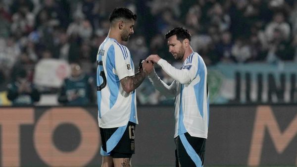El argentino Cristian Romero entrega el brazalete de capitán a Lionel Messi, quien ingresa como suplente, durante un partido de clasificación para la Copa Mundial de la FIFA 2026 contra Chile en Santiago, Chile, el 5 de junio de 2025  - Sputnik Mundo