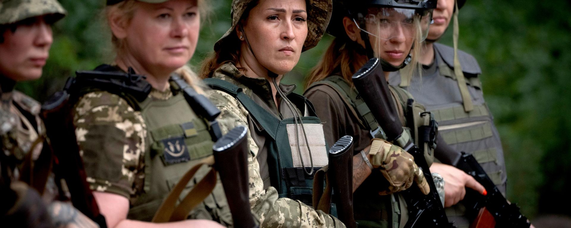 Voluntarias del grupo móvil femenino de defensa aérea Brujas de Bucha realizan ejercicios de entrenamiento de combate en la región de Bucha, cerca de la capital, Kiev, Ucrania, el 3 de agosto de 2024 - Sputnik Mundo, 1920, 10.09.2026