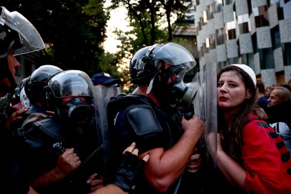 La Policía de Albania actúa contra los participantes de una manifestación antigubernamental en rechazo a la construcción de un complejo turístico de lujo. - Sputnik Mundo