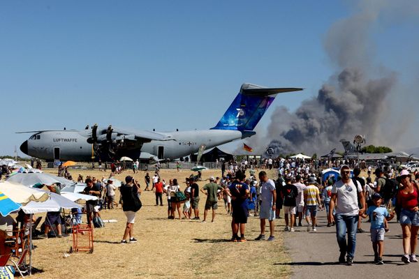 El público del salón aeronáutico Athens Flying Week, en Grecia, observa el humo que se eleva del lugar del accidente de un caza F-4 Phantom griego durante este evento. - Sputnik Mundo