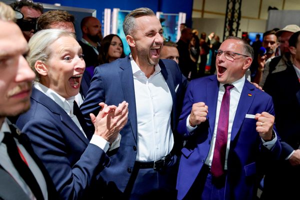 Los líderes del partido de oposición alemán AfD, Alice Weidel, Ulrich Sigmund y Tino Chrupalla, celebran los resultados de las elecciones parlamentarias en el estado de Sajonia-Anhalt, en las que su fuerza política salió victoriosa. - Sputnik Mundo
