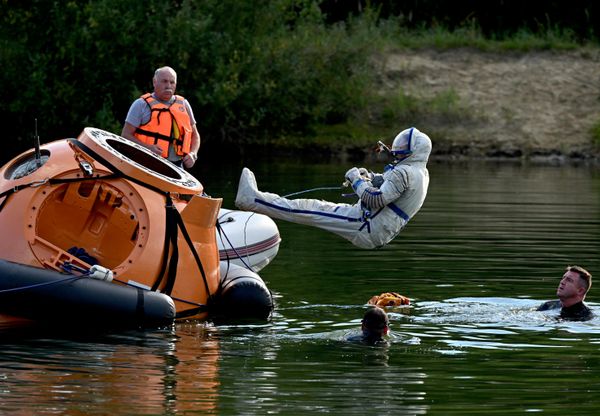 La tripulación de reserva de la Estación Espacial Internacional-76 entrena las actuaciones tras el aterrizaje del módulo de descenso en el agua, en las afueras de Moscú. - Sputnik Mundo