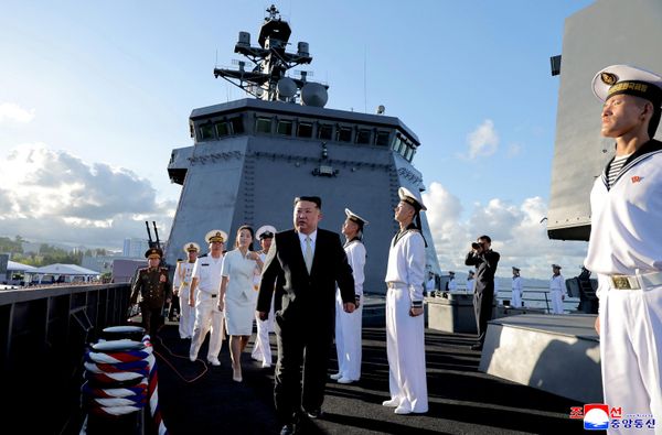 El líder norcoreano Kim Jong-un, acompañado por su hija Kim Ju-ae, asiste a la ceremonia de introducción en servicio del destructor Kang Kon en el puerto de Wonsan. - Sputnik Mundo