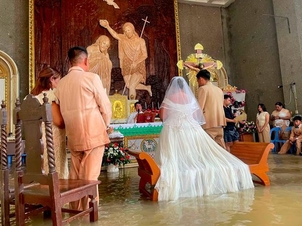 Una pareja filipina contrae matrimonio durante la temporada de lluvias, en la parroquia de San Juan el Bautista, en la ciudad de Hagonoy. - Sputnik Mundo