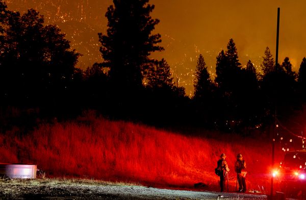 Bomberos vigilan la propagación del incendio Lucas en el estado estadounidense de California. - Sputnik Mundo