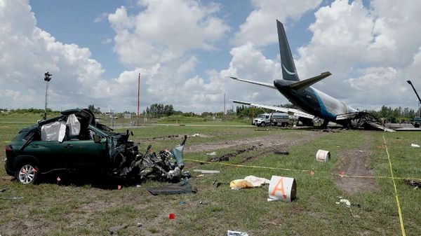 Un automóvil dañado aparece al lado del avión de carga de Amazon Prime Air accidentado en Miami. En el accidente al menos 5 personas en tierra fallecieron. - Sputnik Mundo