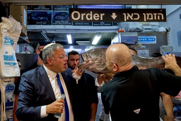 El ministro de Seguridad Nacional de Israel, Itamar Ben Gvir (a la izquierda), visita un mercado en Jerusalén. - Sputnik Mundo