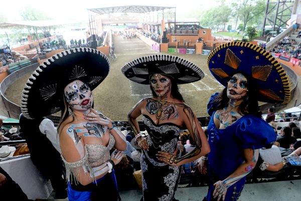 Unas mujeres, disfrazadas de las Catrinas, posan durante el festival anual El Charro Fest en la Ciudad de México. - Sputnik Mundo