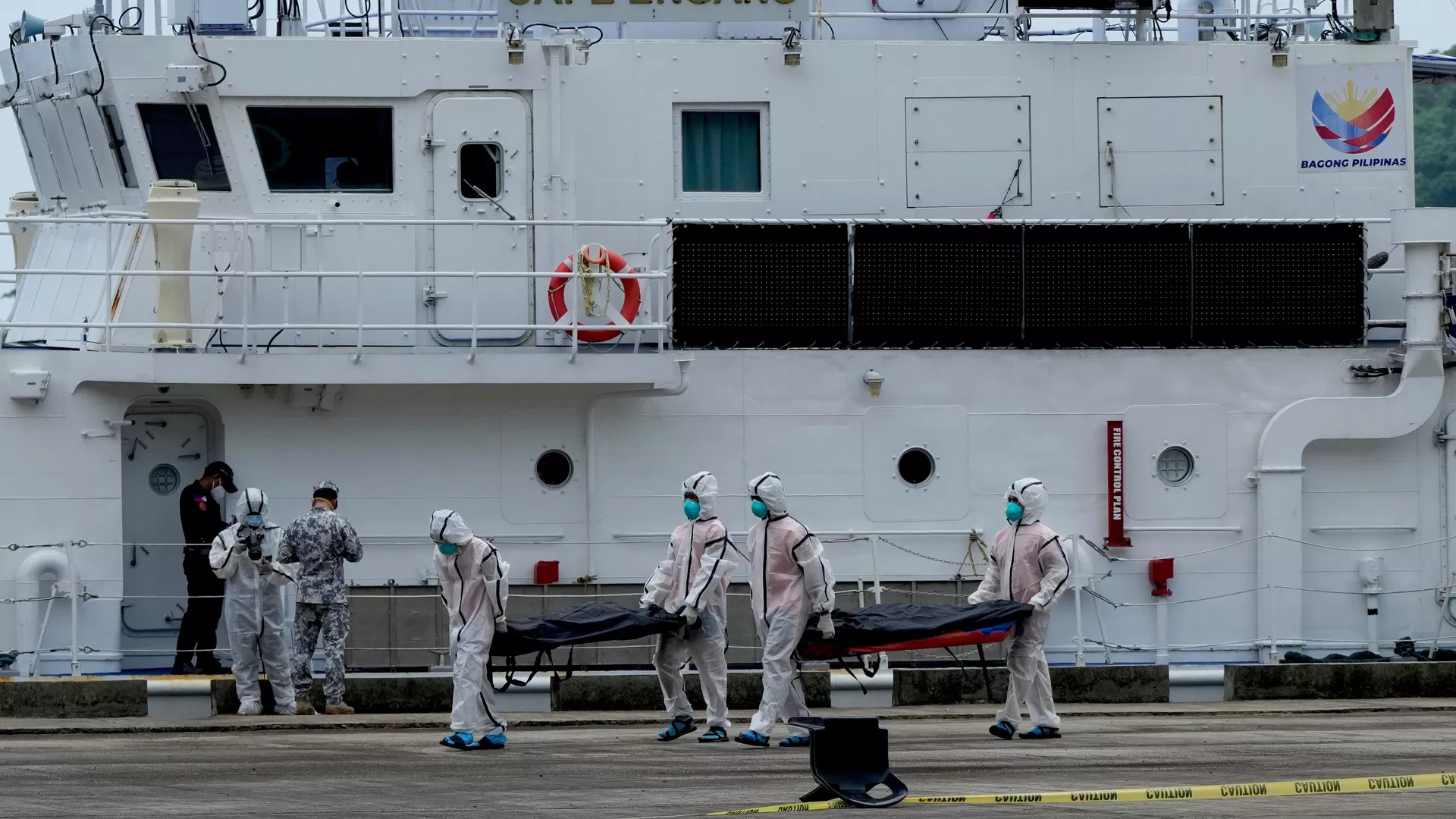 Equipos de rescate transportan los restos de las víctimas del reciente incendio en el ferry MV June Aster Equipos de rescate transportan los restos de las víctimas del reciente incendio en el ferry MV June Aster - Sputnik Mundo, 1920, 12.09.2026