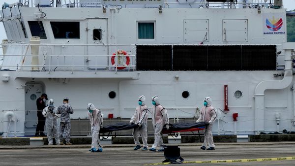 Equipos de rescate transportan los restos de las víctimas del reciente incendio en el ferry MV June Aster  - Sputnik Mundo