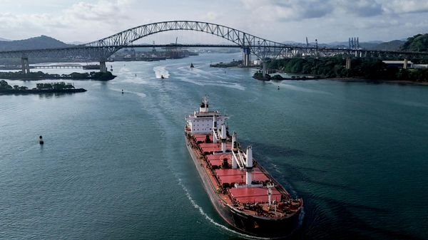 Un buque de carga atraviesa el Canal de Panamá - Sputnik Mundo