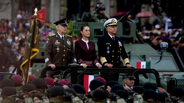 La presidenta Claudia Sheinbaum participa en el desfile militar anual del Día de la Independencia en la Ciudad de México - Sputnik Mundo