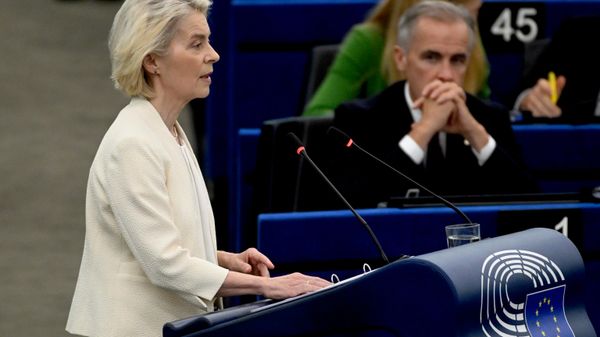 El primer ministro de Canadá, Mark Carney, escucha a la presidenta de la Comisión Europea, Ursula von der Leyen, durante el discurso anual sobre el estado de la UE - Sputnik Mundo