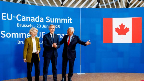 La presidenta de la Comisión Europea, Ursula von der Leyen, y el presidente del Consejo Europeo, Antonio Costa, saludan al primer ministro de Canadá, Mark Carney - Sputnik Mundo