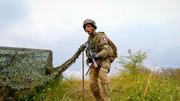 Un militar francés participa en un ejercicio de la OTAN dirigido por Francia en Rumanía - Sputnik Mundo