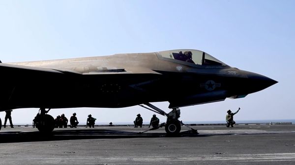Un F-35 estadounidense está despegando desde un portaviones - Sputnik Mundo