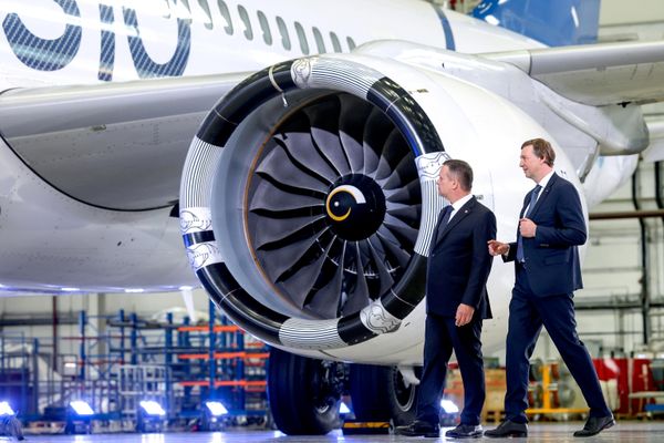 El ministro de Transporte de Rusia, Andréi Nikitin, durante la inspección del avión ruso MС-21-310. A la derecha: el director general de Aeroflot, Serguéi Alexandrovski El ministro de Transporte de Rusia, Andréi Nikitin, durante la inspección del avión ruso MС-21-310. A la derecha: el director general de Aeroflot, Serguéi Alexandrovski - Sputnik Mundo