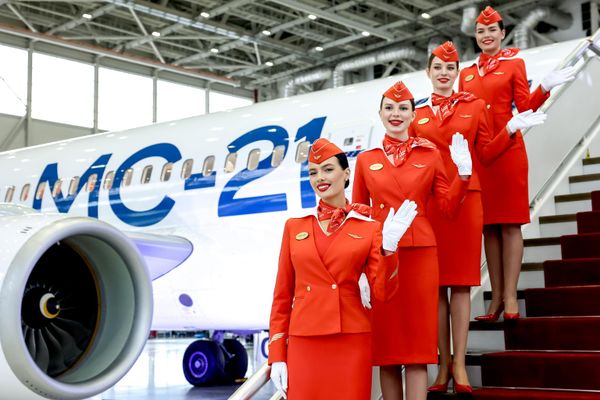 Auxiliares de vuelo de la aerolínea Aeroflot junto al avión ruso MС-21-310 Auxiliares de vuelo de la aerolínea Aeroflot junto al avión ruso MС-21-310 - Sputnik Mundo